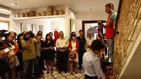 Họa sĩ Lê Thiết Cương tại buổi khai mạc triển lãm Hà Nội mùa thu