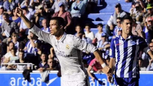 Cristiano Ronaldo đã ghi được hat-trick vào lưới 20 CLB khác nhau cho Real Madrid, và Alaves là “nạn nhân” mới nhất. (Ảnh: Getty Images)