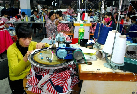 Sản xuất hàng may mặc xuất khẩu tại Khu công nghiệp Phú Bài (Thừa Thiên - Huế). Ảnh: DANH LAM (TTXVN)
