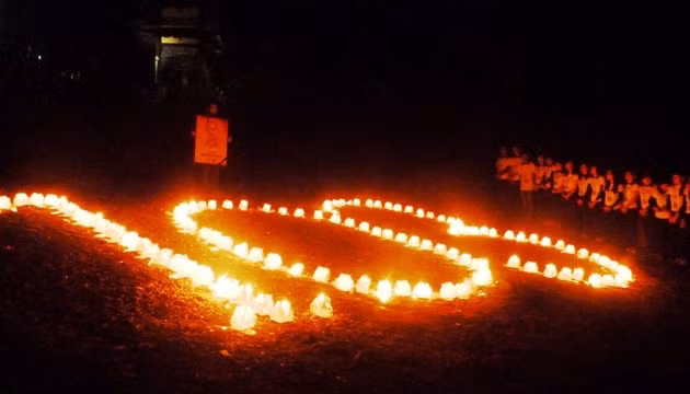 Các bạn trẻ thắp 103 ngọn nến tri ân Đại tướng tại Vũng Chùa.