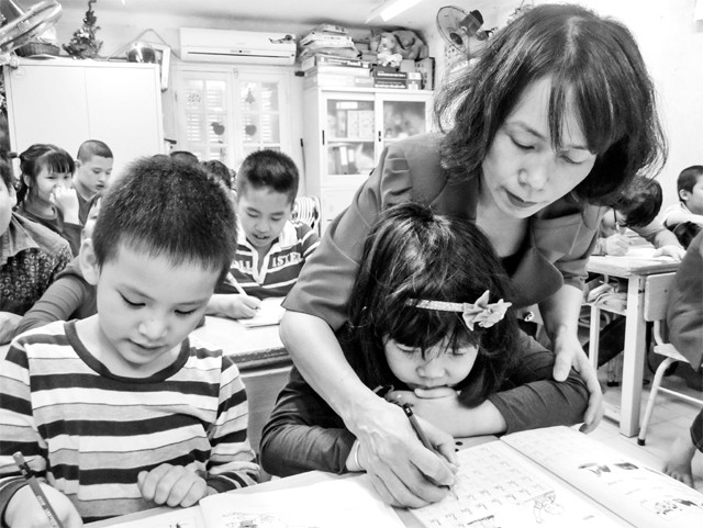 Cô Đặng Thị Bích Thảo với những học trò “đặc biệt”.