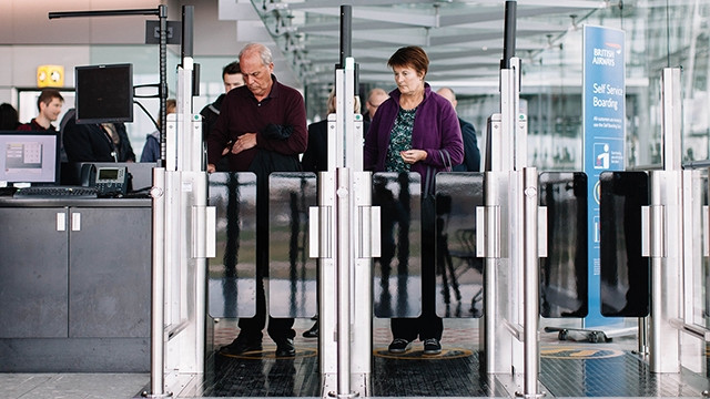 Công nghệ sinh trắc học tại sân bay London Heathrow. Ảnh: THE POINTS GUY