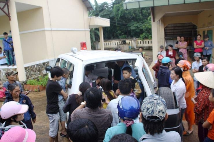 Người nhà nạn nhân chuẩn bị đưa cháu bé về quê an táng