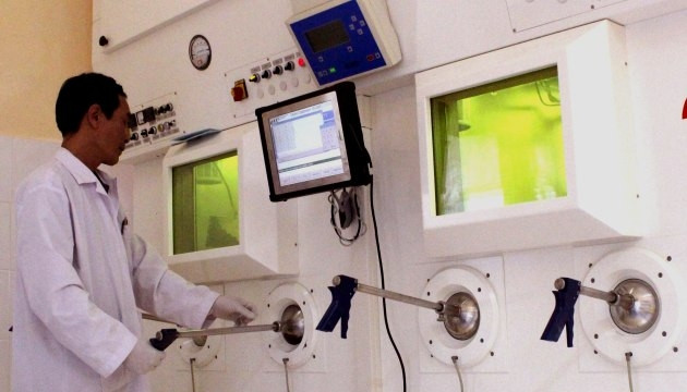 Vận hành thiết bị tại Lò phản ứng hạt nhân Đà Lạt.