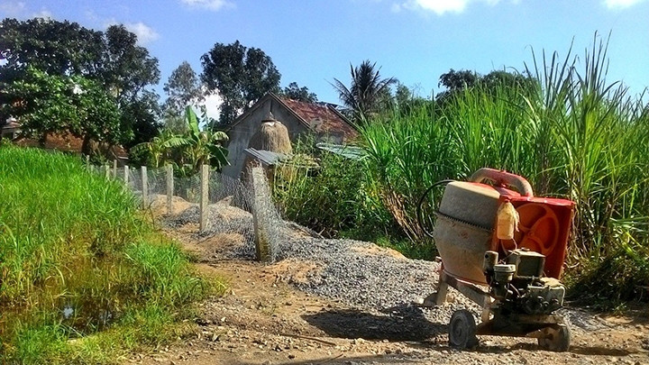 Tuyến đường chuẩn bị đổ bê-tông, bị ông Lê Văn Dũng rào lấn giữa đường. Ảnh: TRÌNH KẾ