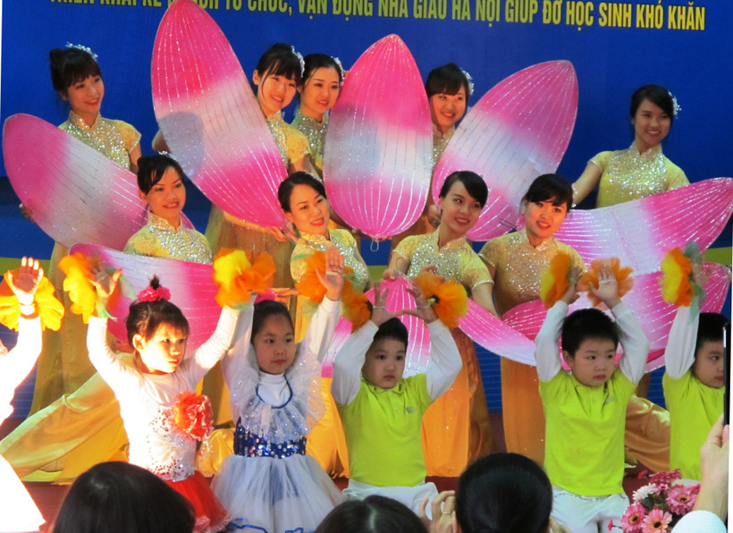 Học sinh Thủ đô biểu diễn văn nghệ chúc mừng các thầy cô trong dịp 20-11.