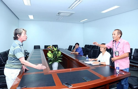 Cuộc tranh cãi giữa nhạc sĩ Phó Đức Phương (bên trái) và ban tổ chức một chương trình ca nhạc về phí tác quyền.