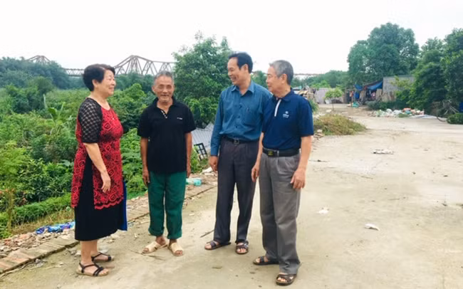 Cán bộ địa bàn khu dân cư số 2, phường Phúc Xá, quận Ba Đình, Hà Nội vận động người dân xóm trọ giữ gìn vệ sinh môi trường.