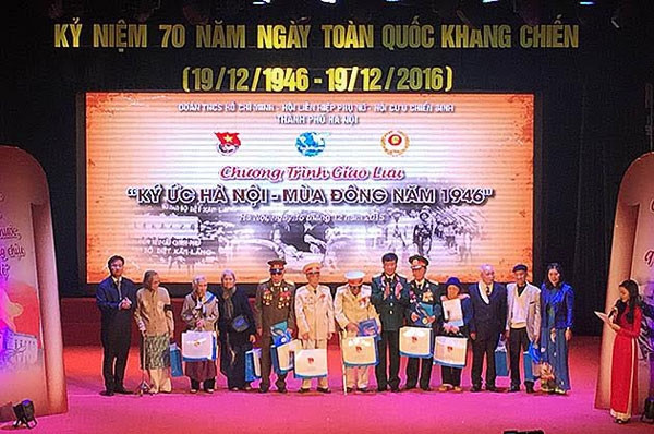 Ban tổ chức trao quà tặng mười nhân chứng lịch sử thời kỳ Toàn quốc kháng chiến.