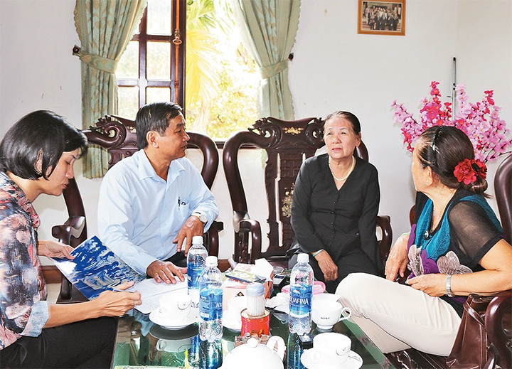 Bà Võ Thị Trong (người thứ hai từ phải sang) trò chuyện với cán bộ Ban Tuyên giáo Huyện ủy Củ Chi về kỷ niệm ngày huyện nhận danh hiệu Ðất thép thành đồng.