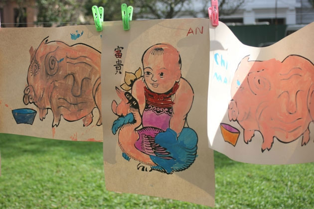 Tranh lợn gà Đông Hồ, các em thiếu nhi tập tô màu ở Bảo tàng Mỹ thuật Việt Nam.