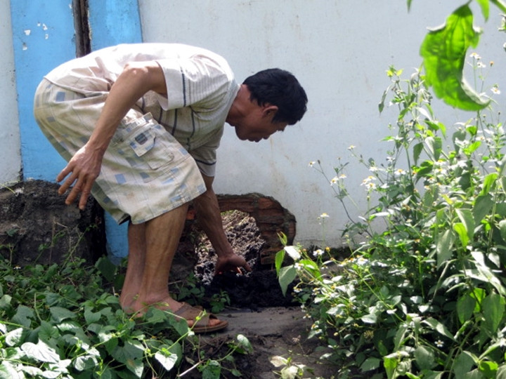 Một điểm xả nước thải chưa qua xử lý từ Nhà máy sản xuất gỗ MDF Long Việt ra môi trường phía quốc lộ 14C.