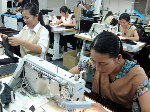 Ngành may công nghiệp đầu tư ở khu vực nông thôn tạo nhiều việc làm cho lao động nữ.