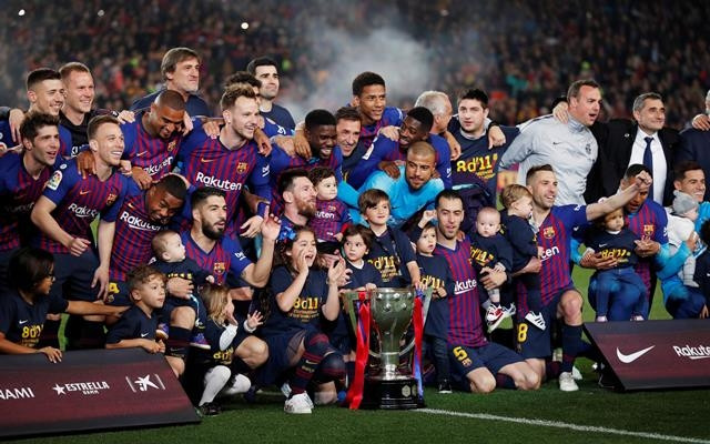 Barca ăn mừng chức vô địch La Liga thứ 26 trong lịch sử đội bóng. (Ảnh: Reuters)
