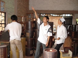 Khoác áo hoa cho gốm.