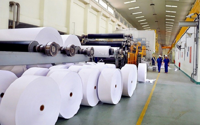 Trong một nhà máy sản xuất giấy của Công ty CP Tập đoàn Tân Mai.