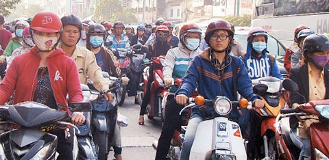 Người dân TP Hồ Chí Minh đeo khẩu trang khi ra đường do ô nhiễm không khí.