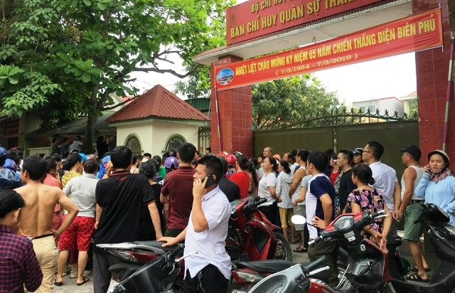 Người dân lo lắng chờ đón con em mình.