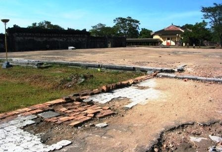 Nền móng còn lại hiện nay của điện Cần Chánh