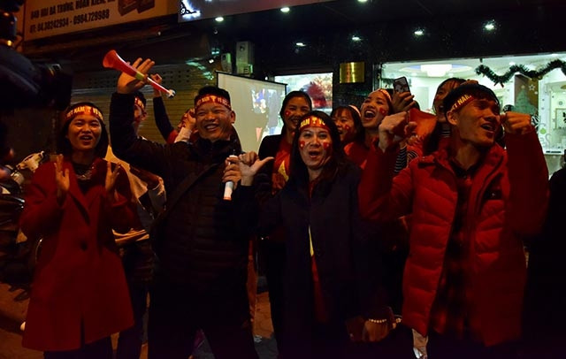 Người hâm mộ phấn khích, hò reo ăn mừng. (Ảnh: DUY LINH)