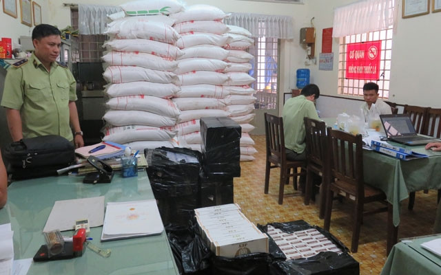 Đội Quản lý thị trường số 8 tiến hành tạm giữ số thuốc lá ngoại nhập lậu vừa bắt được vào ngày 2-7.