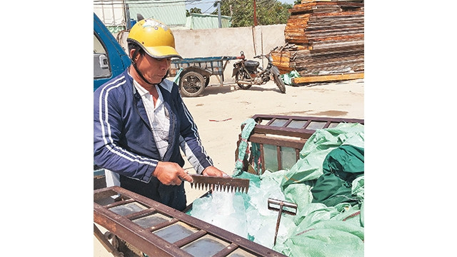 Nước đá được vận chuyển từ cơ sở sản xuất đến đại lý bán lẻ không bảo đảm vệ sinh do hầu hết đựng trong bao nhựa sợi PP cũ, kém chất lượng.