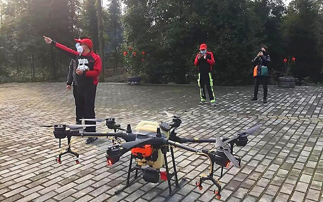 Sử dụng drone để phun thuốc diệt khuẩn, hỗ trợ chống lây lan dịch bệnh do nCoV gây ra tại Trung Quốc.