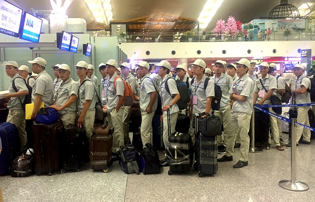 Lao động Việt Nam làm thủ tục xuất cảnh đi làm việc ở nước ngoài. Ảnh: NGUYỄN ÐĂNG