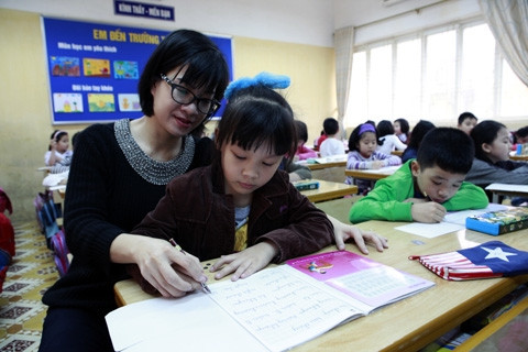 Giờ tập viết chữ của học sinh lớp 1 Trường tiểu học Tràng An (Hà Nội).