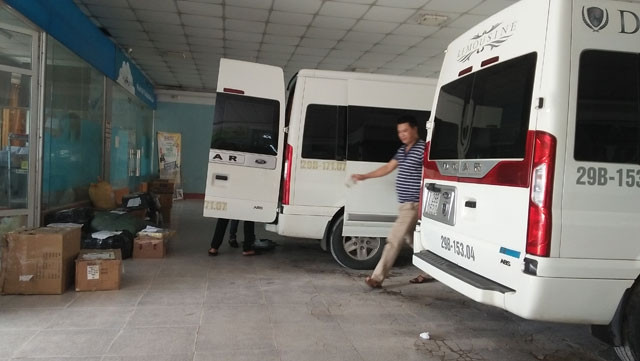 Xe Limousine Hà Lan vào điểm đón khách tại số 351, đường Bắc Cạn ở TP Thái Nguyên đi Bắc Cạn, Hà Nội. 