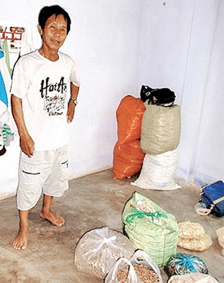 Ông Nam từ cõi chết trở về nhờ bài thuốc của chính vợ mình - thầy thuốc Đào Ngọc Nữ bốc.