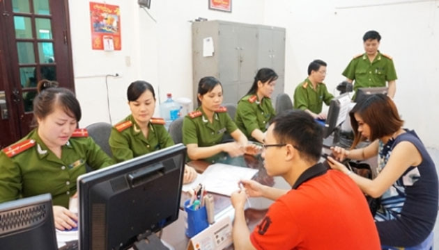 Hướng dẫn người dân làm CMND mẫu mới tại Công an quận Tây Hồ.