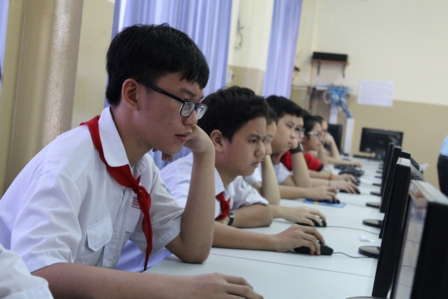 Các học sinh thi trực tuyến tìm hiểu lịch sử dân tộc.
