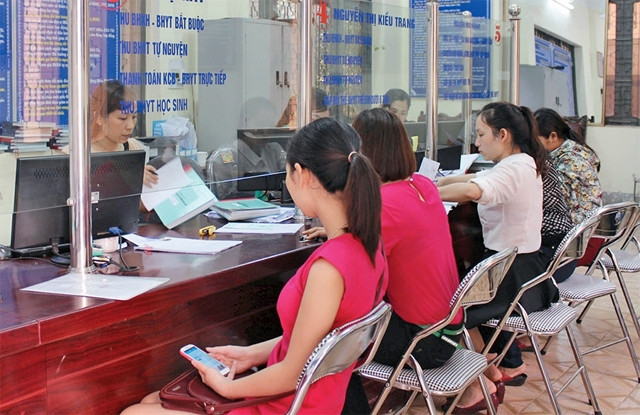 Người dân đến giao dịch tại BHXH tỉnh Lào Cai. Ảnh: THU NGA