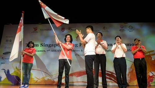 Tại lễ trao quốc kỳ cho các VĐV nữ Singapore.