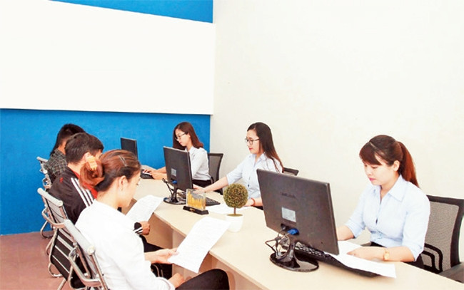 Thực hiện thủ tục công chứng cho người dân tại một phòng công chứng ở Hà Nội.Ảnh: NGUYỄN GIA