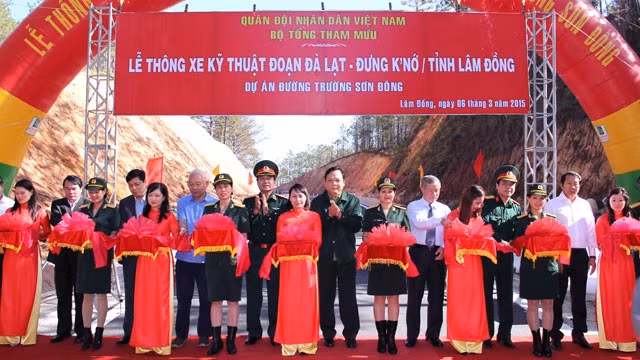 Các đại biểu cắt băng thông xe tuyến TP Đà Lạt - Đưng K’Nớ.