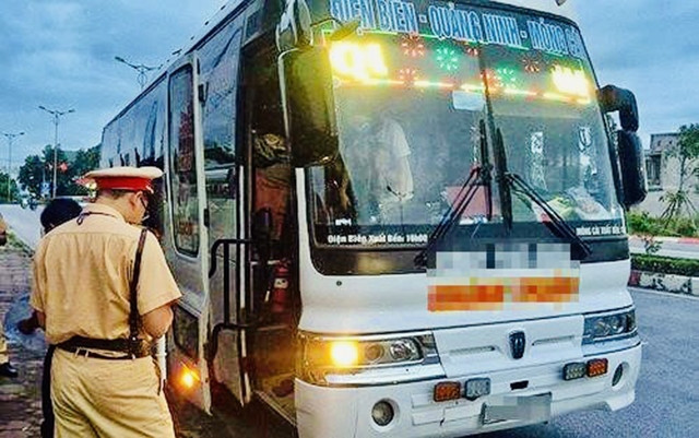 Xe giường nằm BKS 27B-003.14 vi phạm chở quá số người quy định.