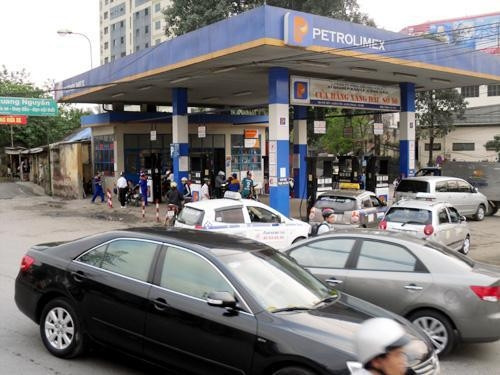 Cửa hàng xăng dầu ở số 1 phố Lương Yên nằm sát nút giao thông ngã năm nên đoạn đường này thường xuyên xảy ra ùn tắc giao