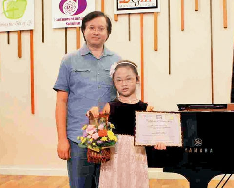 Quách Hoàng Nhi cùng thầy giáo, TS Tạ Quang Đông.