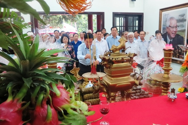 Đồng chí Võ Văn Thưởng dâng hương tại Nhà tưởng niệm cố Thủ tướng Võ Văn Kiệt, trưa 18-6.