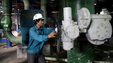 Kiểm tra hệ thống làm mát ở Nhà máy nhiệt điện Vũng Áng (Hà Tĩnh). Ảnh: TIẾN THÀNH