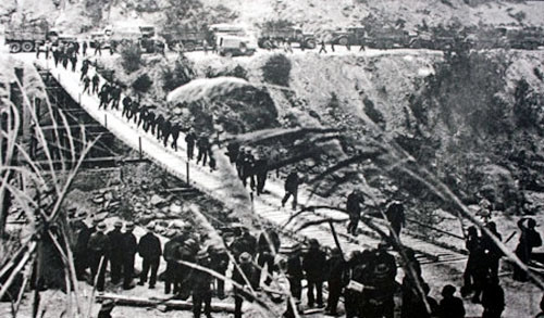 Một chiếc cầu treo trên đường Trường Sơn. Ảnh: VƯƠNG KHÁNH HỒNG