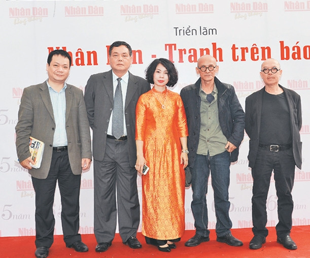 Nhà báo Tô Vương (thứ hai từ trái sang) cùng nhà báo Song Hà, nhà báo Phan Thanh Phong, họa sĩ Thành Chương, nhà văn Nguyễn Văn Thọ tại triển lãm Nhân Dân - Tranh trên báo cũ nhân kỷ niệm 65 năm Ngày 