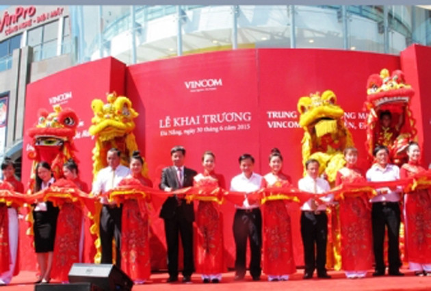 Các đại biểu cắt băng khai trương TTTM Vincom Ngô Quyền - Đà Nẵng.
