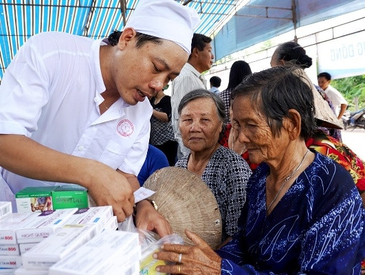 Ban liên lạc Thiếu sinh quân Quân khu 9 khám bệnh miễn phí cho cư dân nghèo vùng căn cứ cách mạng tại Cà Mau.