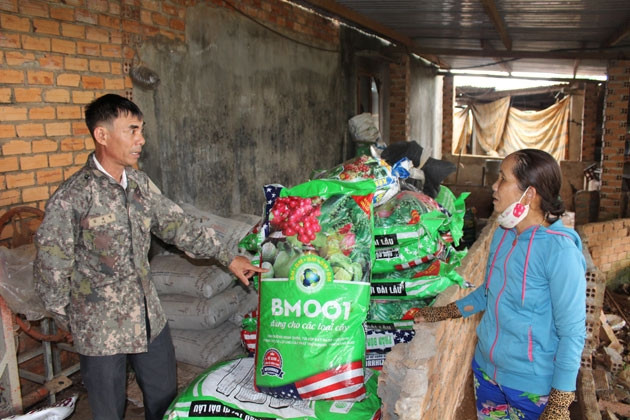 Phân vi sinh nhãn hiệu BM001 do Công ty cổ phần VIETSTAR sản xuất có chứa mảnh thủy tinh, gạch ngói, tạp chất được người dân lưu giữ chờ cơ quan chức năng kiểm tra xử lý.