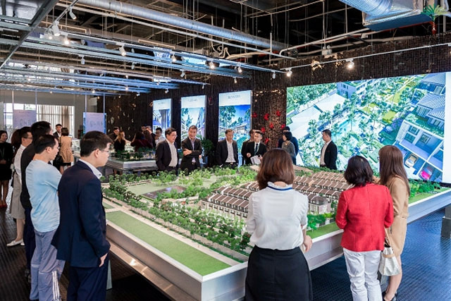 Các vị khách đầu tiên đã có mặt từ rất sớm trong ngày mở bán The Mansions đầu tiên 2-12.