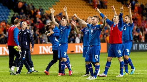 Niềm vui của các tuyển thủ Iceland sau khi giành quyền dự VCK EURO 2016.