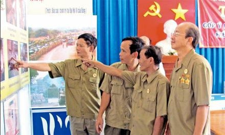 Các cựu chiến binh phường 11 ôn lại lịch sử địa phương tại nhà truyền thống của phường.